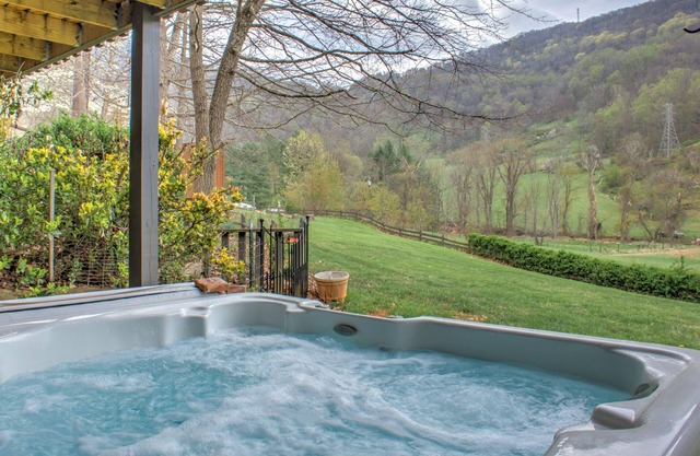 Cerca de la ciudad, mucho espacio, áreas al aire libre, jacuzzi, sensación de montaña. ¡Incluye un pase Biltmore Estate!
