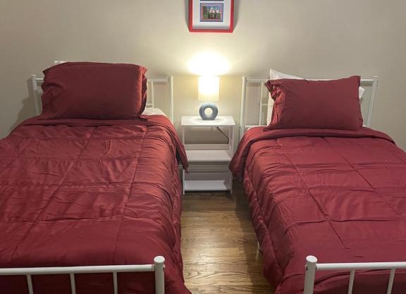 Red Recluse - Room near Liberty!