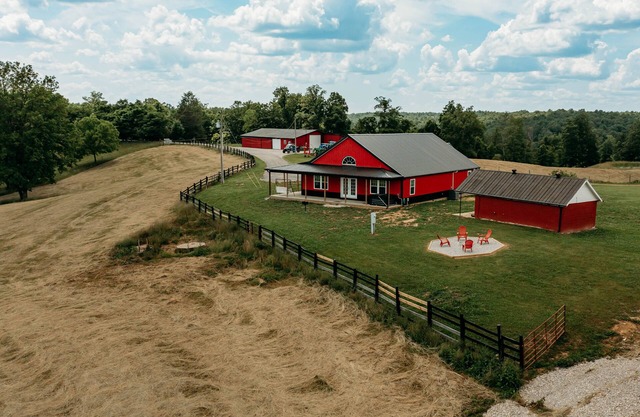 Red River Ranch Retreat- HOT TUB, Views, Pond- Near RRG