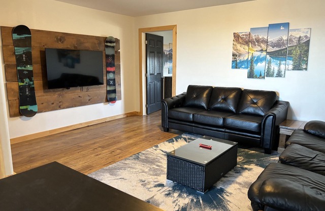 Red Roof Chalet in close proximity to beaches, trails, golf and Blue Mountains.