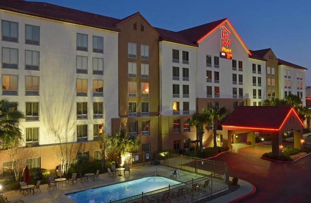 Red Roof Inn PLUS+ San Antonio Downtown - Riverwalk