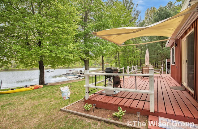 Red Star Cottage on Mawby Lake: Sandy Beach- Kayaks/Paddle Boat/Row Boat
