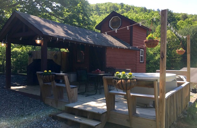 Red Tiny House In The Mountains - cascada, jacuzzi y vistas impresionantes de la granja