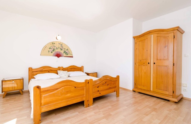 Red two floor apt in Perna,sea view