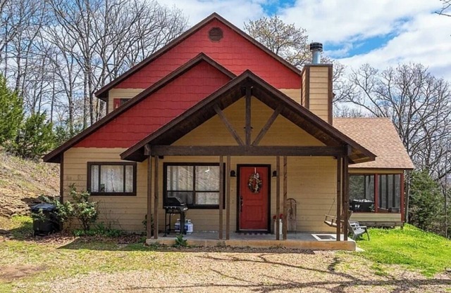 Redbud Lane Cabin at Lake Tenkiller