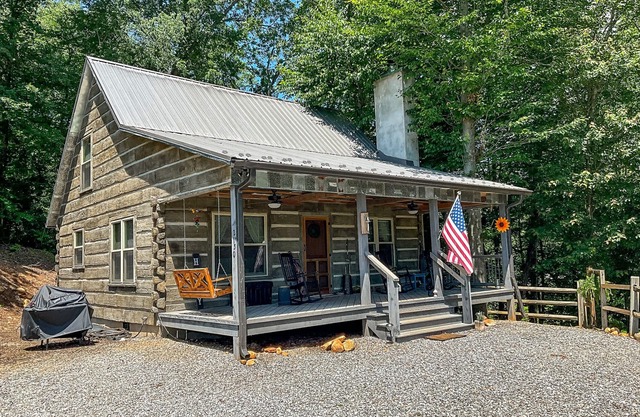 Cool Breezes & Cozy Cabins! Reserve Reddies River Retreat Now!