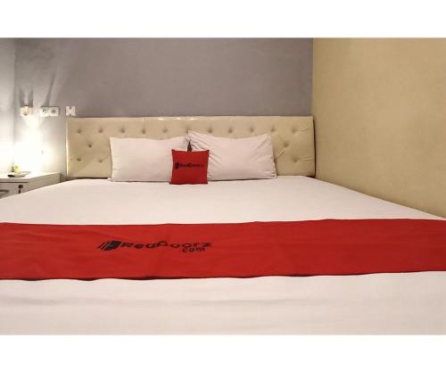 RedDoorz at Deluxe Hotel near Terminal Purabaya Bungurasih