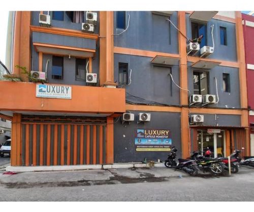 RedDoorz at Luxury Homestay near Aloha Waru Surabaya