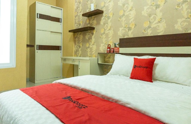 RedDoorz near Benteng Van Den Bosch