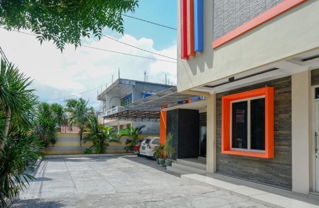 RedDoorz near Millenium Waterpark Palu