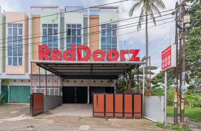RedDoorz near Palembang Trade Center 4