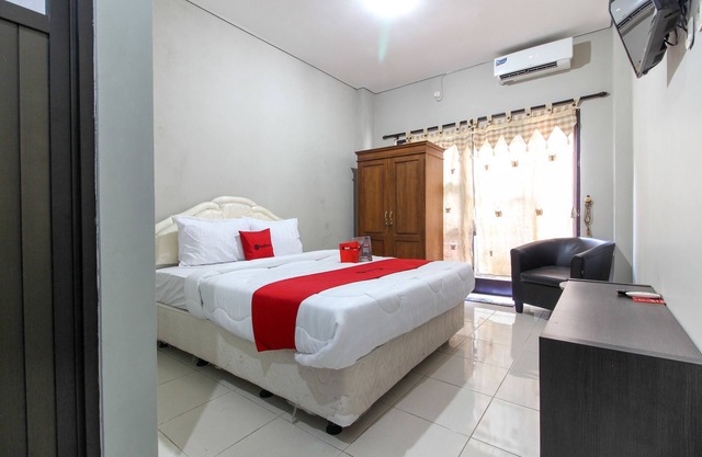RedDoorz near Solo Balapan Station 2