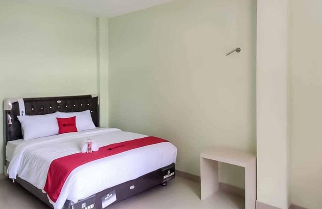 RedDoorz near Taman Wisata Alam Punti Kayu Palembang 2