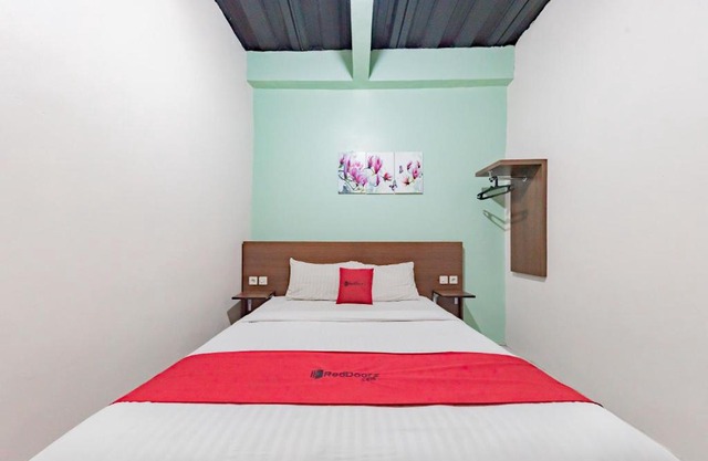 RedDoorz near UNSIKA University Karawang