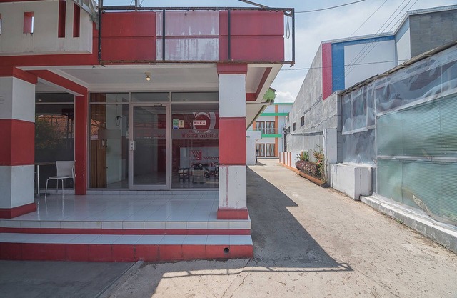 RedDoorz Plus near Alun Alun Kuningan