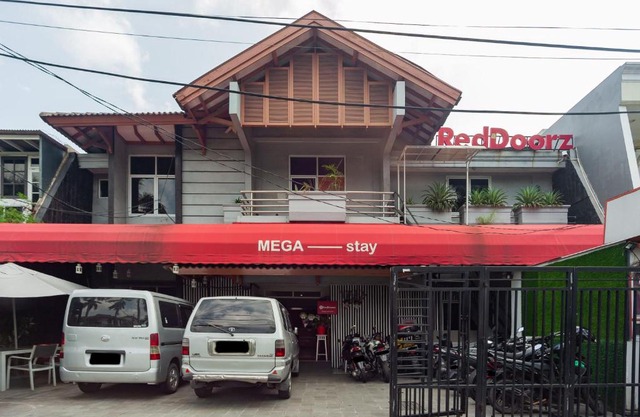 RedDoorz Plus near Mall Kelapa Gading