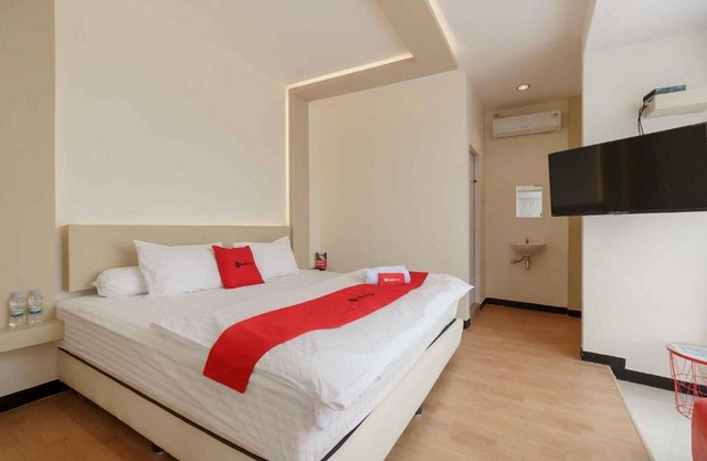RedDoorz Plus near Millenium ICT Centre Medan 2