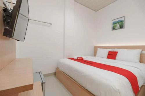 RedDoorz Plus near RS RK Charitas 2 Palembang
