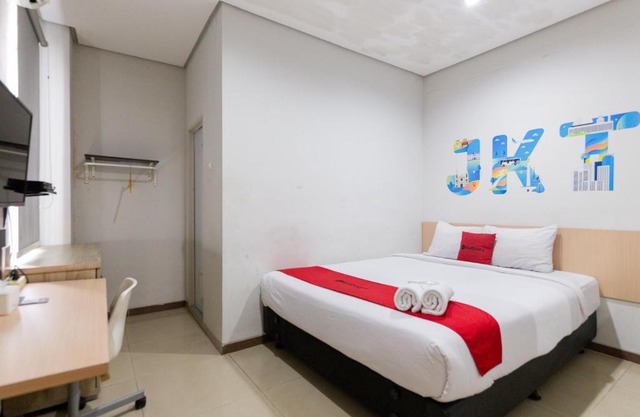 RedDoorz Plus Syariah near Mall Pondok Indah