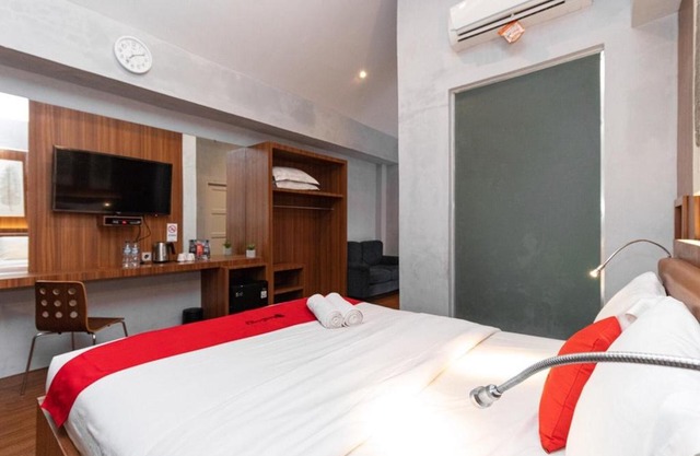 RedDoorz Premium near Centre Point Mall Medan