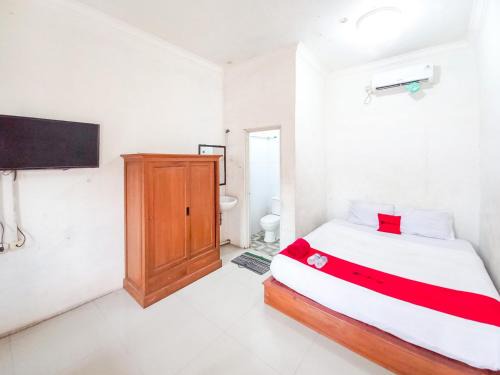 RedDoorz Syariah at Homestay Bougenville near Taman Alun-Alun Kota Lamongan