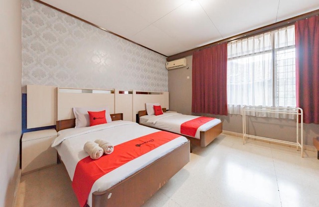 RedDoorz Syariah at Hotel Budi Family