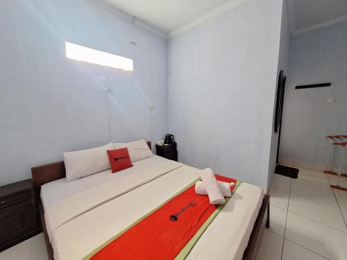 RedDoorz Syariah at Hotel Adi Sederhana near Stasiun Jatibarang