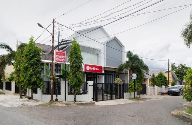 RedDoorz Syariah at Jalan Andalas Padang