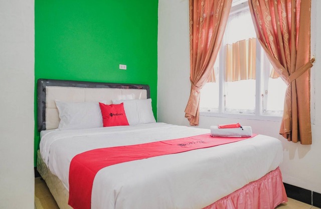 RedDoorz Syariah near Kebun Raya Liwa