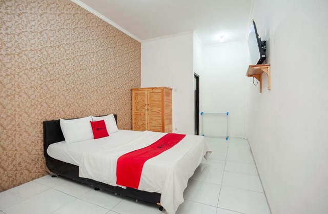 RedDoorz Syariah near Jatisampurna Hospital