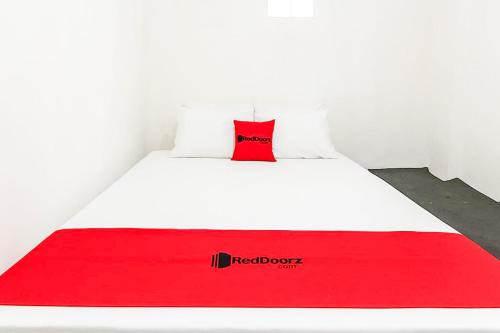 RedDoorz Yasmine near Taman Dayu