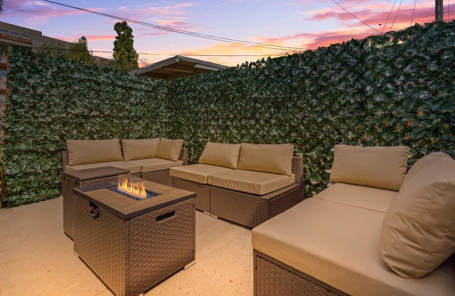 Redondo Retreat, 1 Mile to the Beach, Games, Remodeled 3BD Home, Fire Pit, Patio