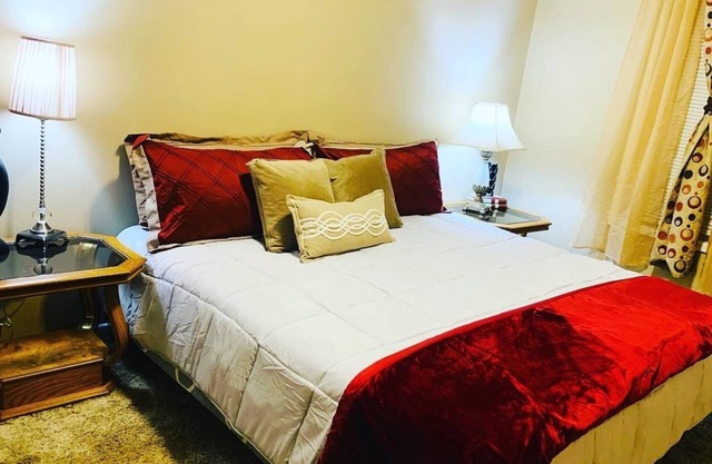 RedStone 2 Bedroom Apt Close to Downtown
