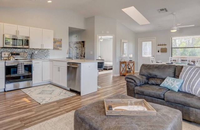 Reduced Price! 30 Mins to Beaches-Pet Friendly-Close to Weeki Wachee Park and Pine Island Beach!