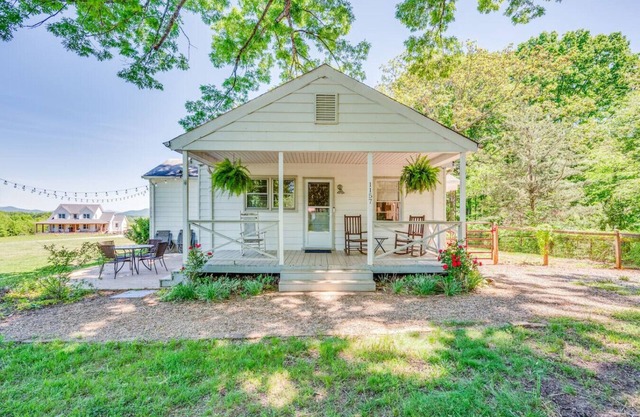 Cozy 3BR Cottage | Amazing View, Firepit, Big Yard