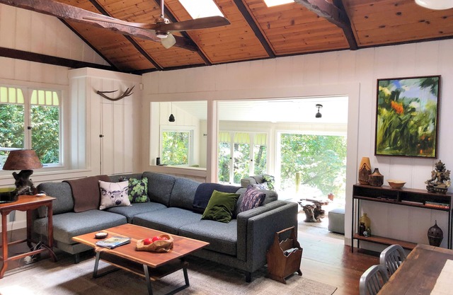 Redwood Retreat: Charming Alpine Cottage