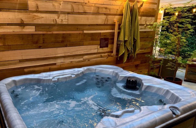 Redwoods, Private Hot Tub, Patio and Apartment, Rain Shower, King Beds - Arcata