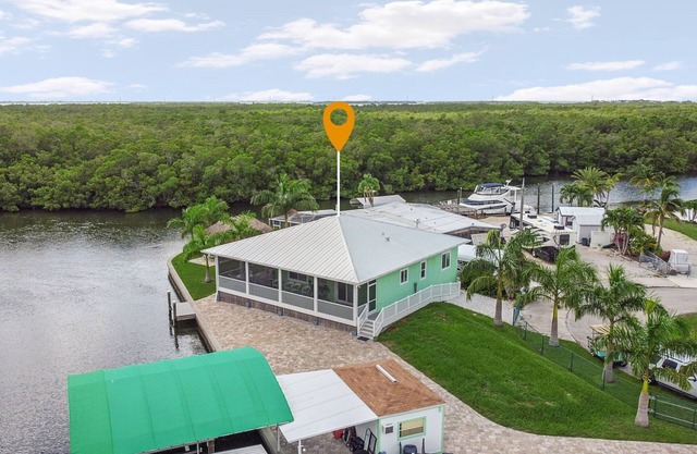 Reel Paradise! 2/2 with So Much Waterfront! Boat Lift Included!
