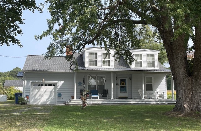 Reelin&Relaxin Spacious Farmhouse Reedville, VA Sleeps 8: 3 Bdrm 2 full bathroom