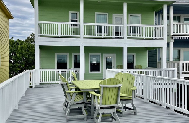 “Reeling Em Inn” waterfront home on the Colorado River. Boat slip included.