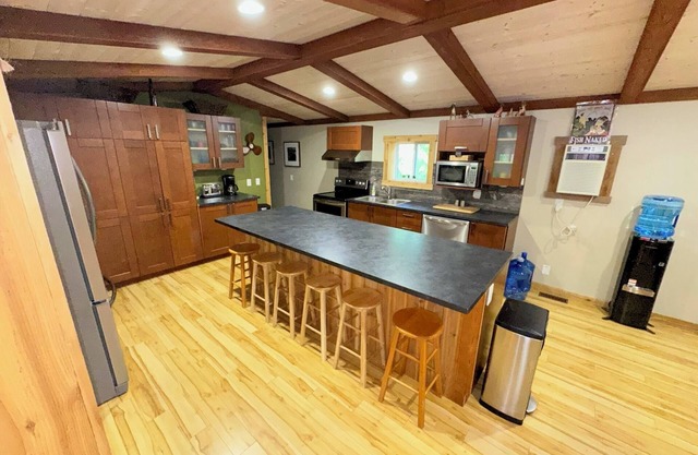Reenie’s Rustic Retreat - Walking distance to beach, Pet friendly!