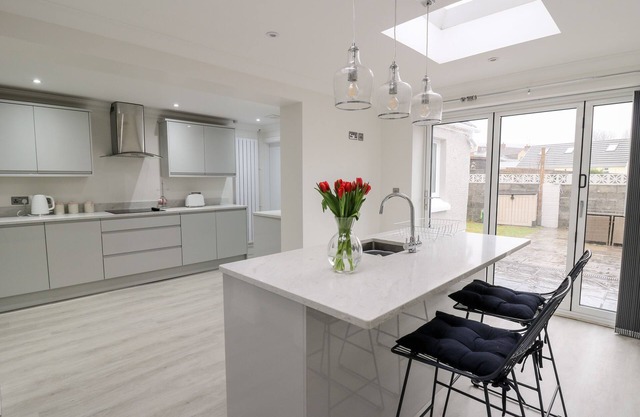 REEVAS-RETREAT, pet friendly, character holiday cottage in Burry Port