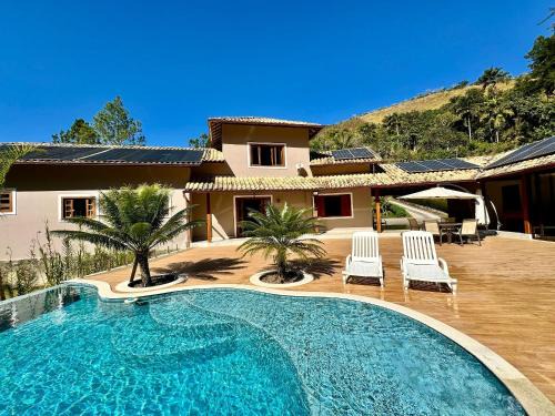 Refúgio em Lumiar: Piscina Aquecida, Área Gourmet e Rio Privado