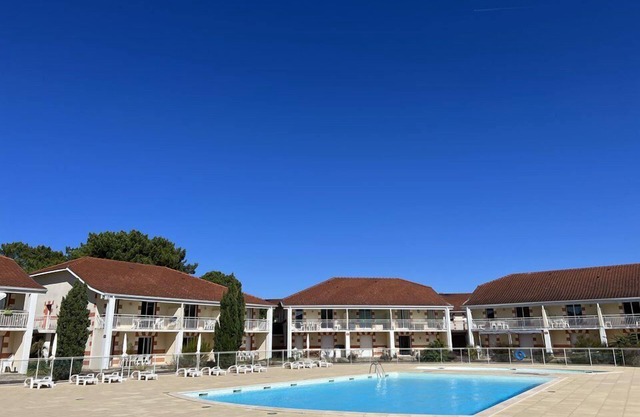 Ref 615 - Apartment in a private residence with swimming pool