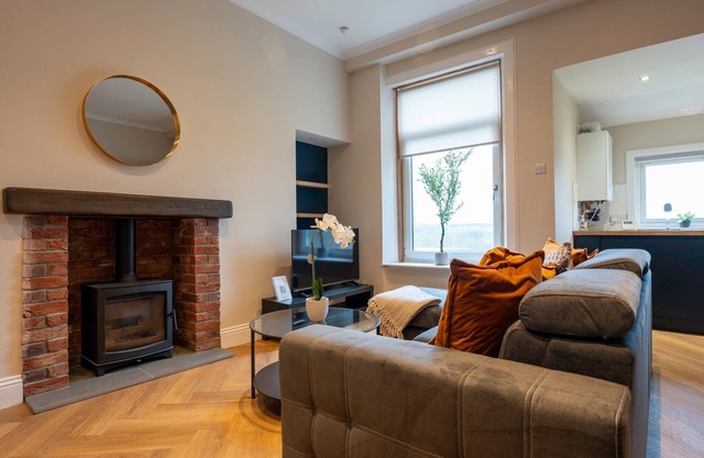 Refreshing Modern Apartment in Shotts