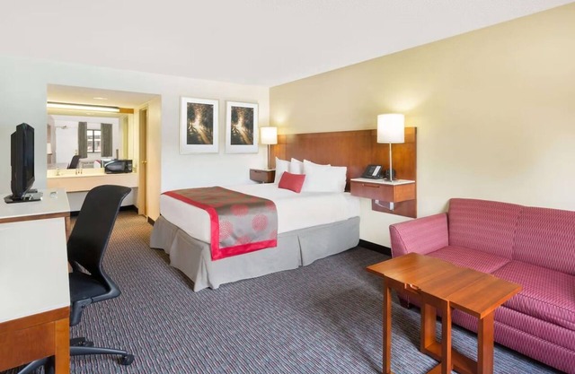 Refreshing Stay Near Zion National Park w/ Poolside Access! Free Breakfast!