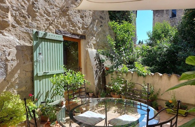 Refreshingly cool in summer, 18th century gite, centre Forcalquier