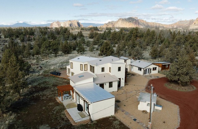 Refugio De Smith: Whimsical Couples Getaway at Smith Rock State Park