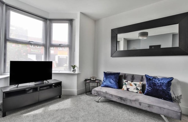 Refurbished Plush Property Great Transport Links