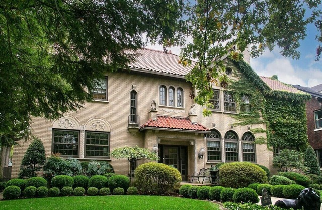 Regal Mansion w Private Garden in Quiet Area